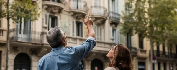 Pareja observando fachada edificio modernista en Barcelona Eixample